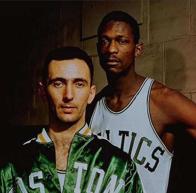 现出激烈的 现出激烈的