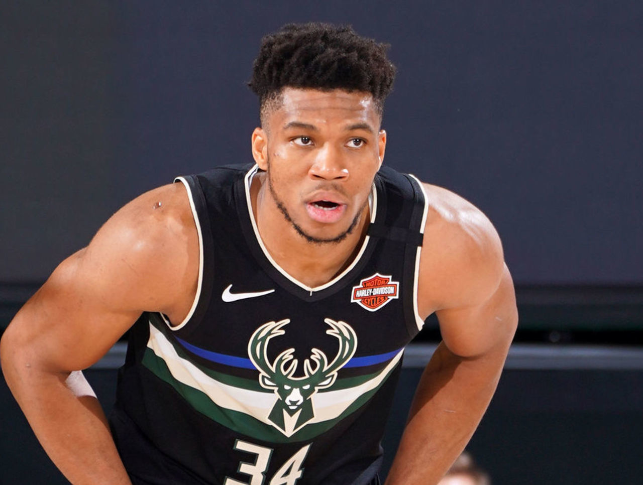 中场对抗中 中场对抗中